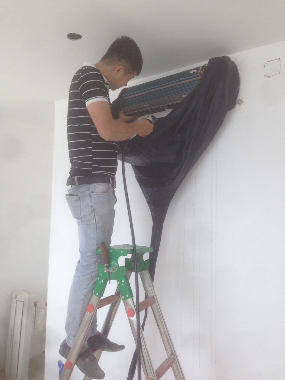 thợ dùng bơm cao xịt vào giàn lạnh, quàn điều hòa 09677777262