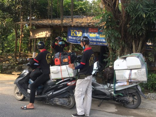 Thợ vận chuyển và lắp điều hòa cũ cho khách hàng
